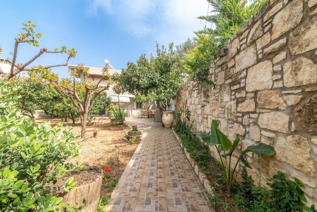 Hébergement de vacances Citrea Stylish House With Garden Near